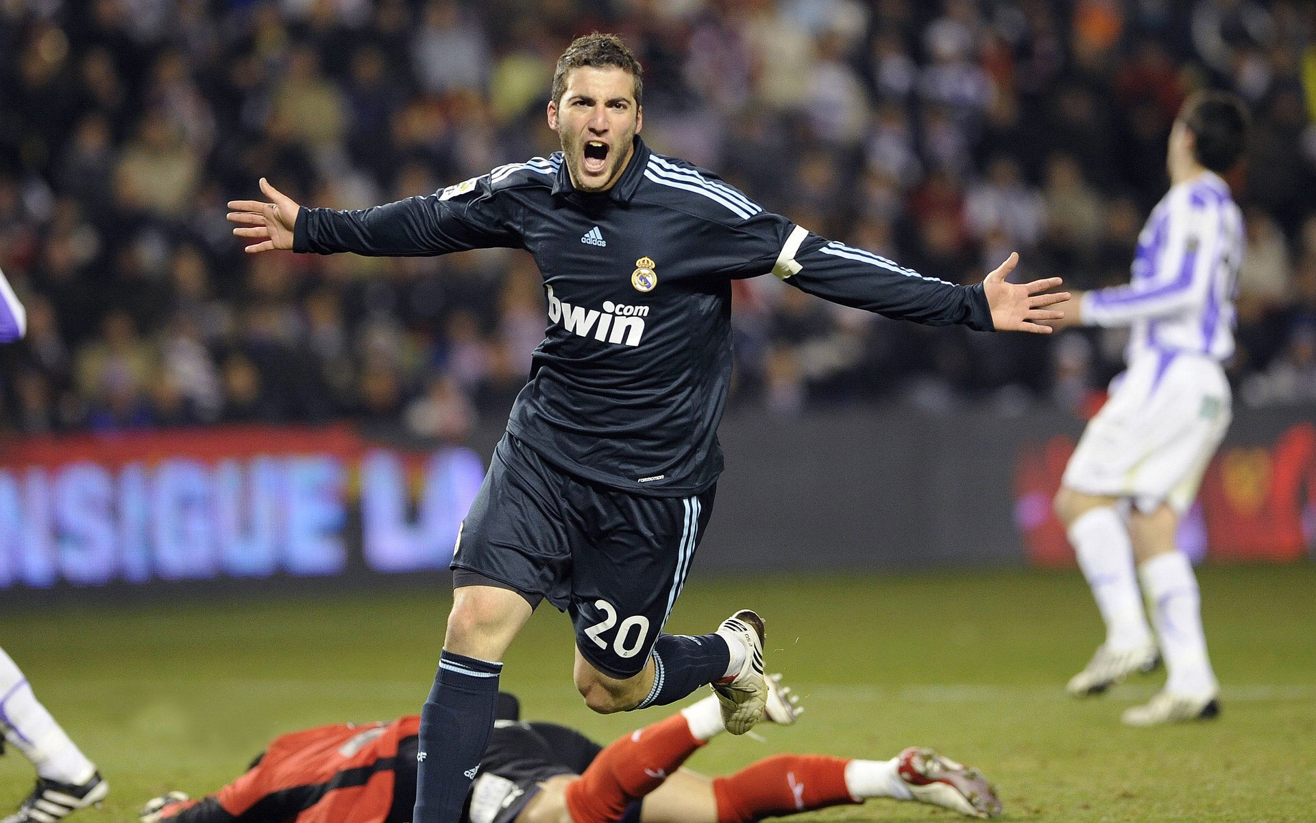 赛后评论区一片叫好球迷肯定球队整体拼搏精神与执行效率，球赛评论员